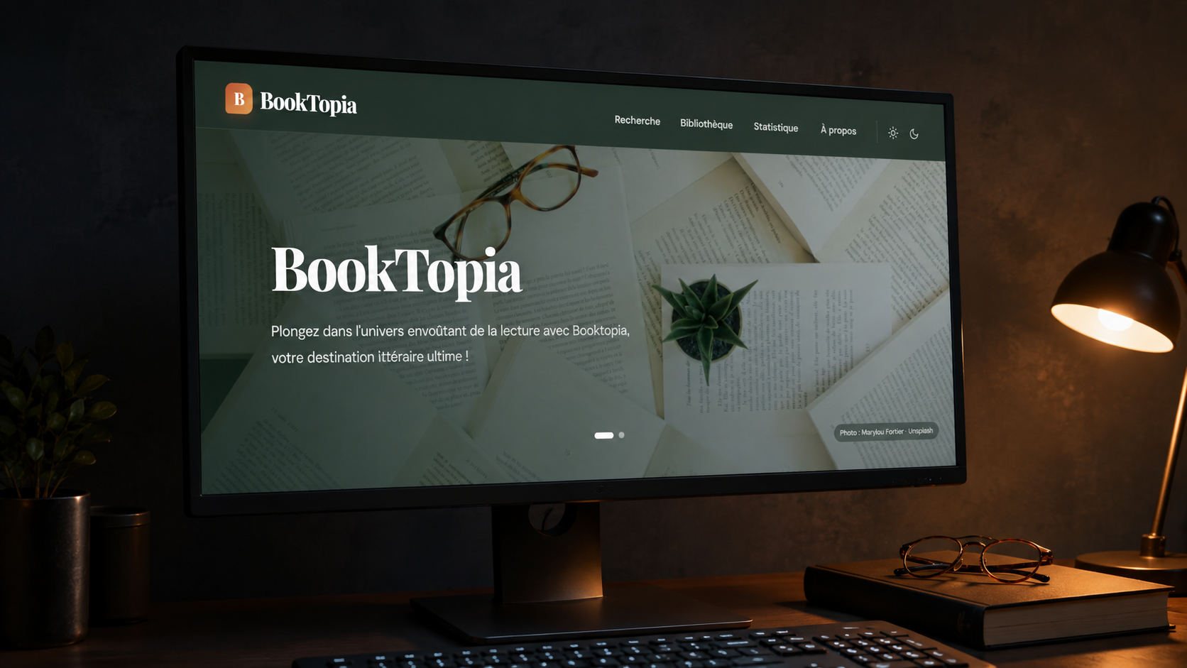 BookTopia affiché sur un écran avec un livre et des lunettes